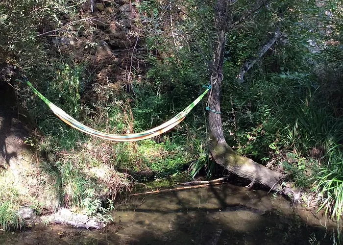 Unique Tiny House With Natural Building Techniques * フィゲイロー・ドス・ヴィーニョス