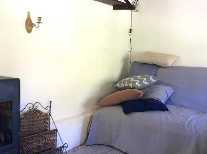 Unique Tiny House With Natural Building Techniques * フィゲイロー・ドス・ヴィーニョス